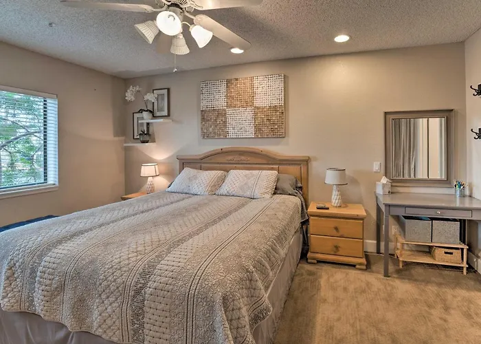 Holiday home Walk To Beach: Havasu W/ Pool Access