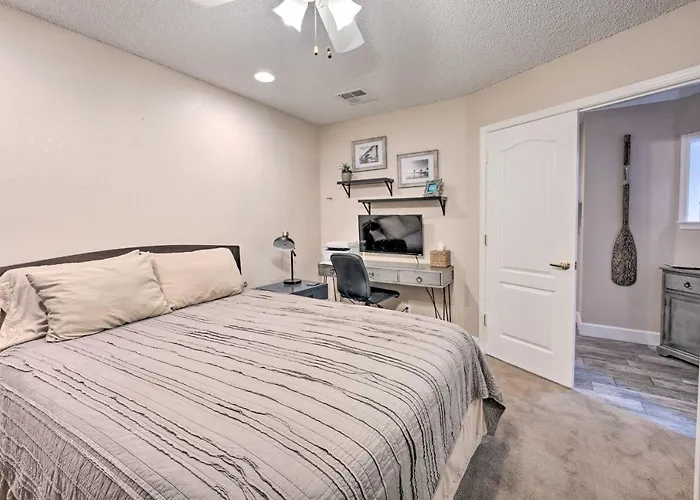 Holiday home Walk To Beach: Havasu W/ Pool Access Lake Havasu City