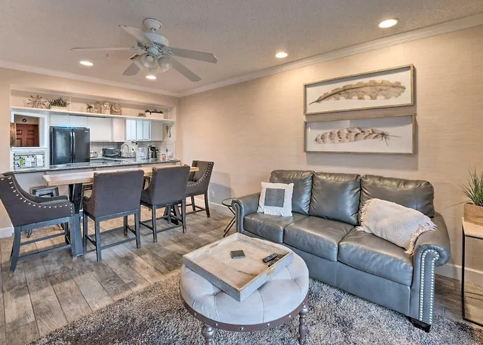 Holiday home Walk To Beach: Havasu W/ Pool Access *