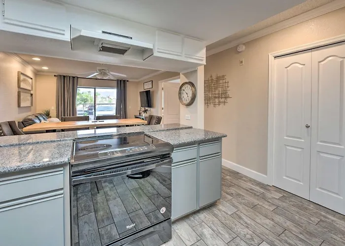Holiday home Walk To Beach: Havasu W/ Pool Access *