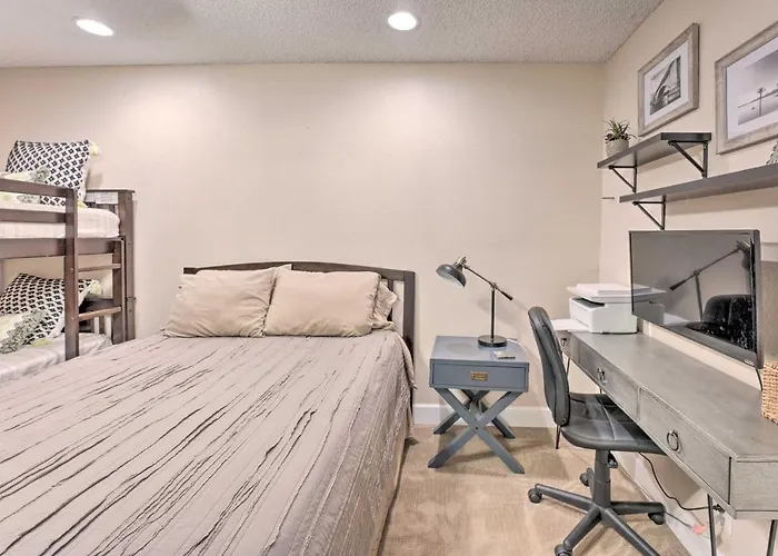 Holiday home Walk To Beach: Havasu W/ Pool Access